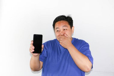 Beyaz arka planda duran akıllı telefonlu kıdemli Asyalı adam..