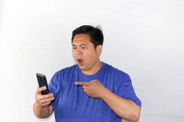 Beyaz arka planda duran Asyalı garip bir jest..