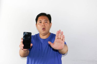 Beyaz arkaplanlı yakışıklı Asyalı adamın cep telefonuyla reddedilme hareketi çekimleri.