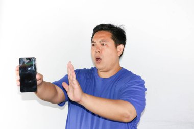 Reddetme jesti, akıllı, sıradan gömlekli, beyaz arka planı olan, cep telefonu tutan Asyalı bir adam.