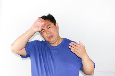 Yakışıklı Asyalı adam sıcak havayı hissediyor.