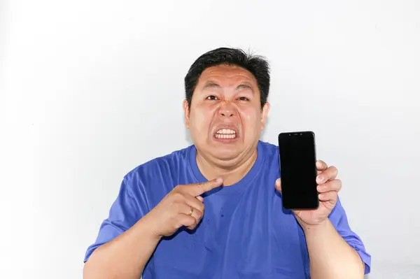 Cep telefonu tutan Asyalı kıdemli adam.