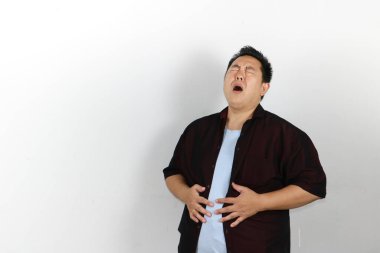 Çok kötü mide ağrısı çeken bir adam.