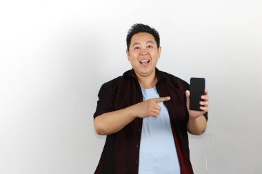 Heyecanlı Adam Akıllı Telefon Ekranını Gösteriyor