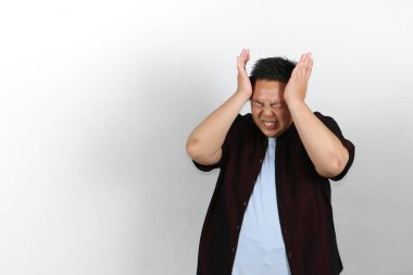 Asyalı adam çok kötü baş ağrısı çekiyor.