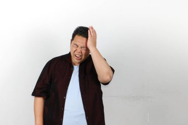 Asyalı bir adamın başı ağrıyordu.