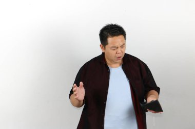 Asyalı adamın boş cüzdana baktığı tuhaf bir ifade.