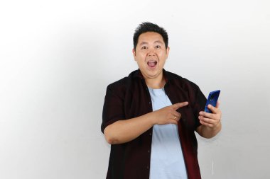 Mutlu Asyalı adam cep telefonundan sürpriz yapıyor.