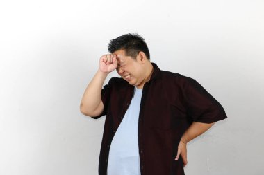 Genç adam kötü bir baş ağrısı çekiyor.