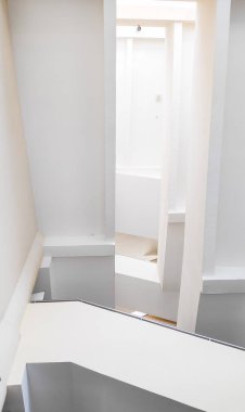 Boş modern dairenin katı beyaz beton duvarı.