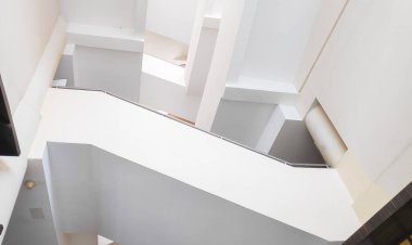 Modern bir apartmanın içinde.