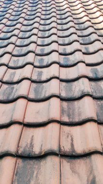 Evdeki kahverengi kiremitler