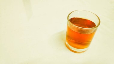 ahşap bir masa olarak buzlu çay bardak