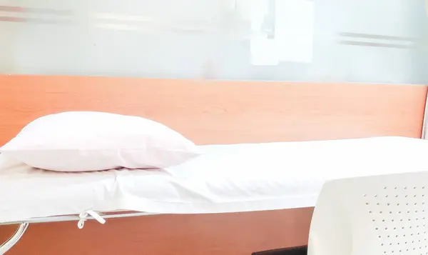 Modern bir otel odasının içinde.