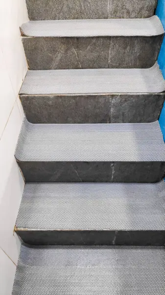 Modern dairede merdivenler.