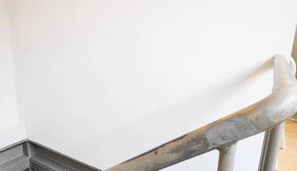 Yeni dairenin iç kısmında yeni beyaz merdiven..