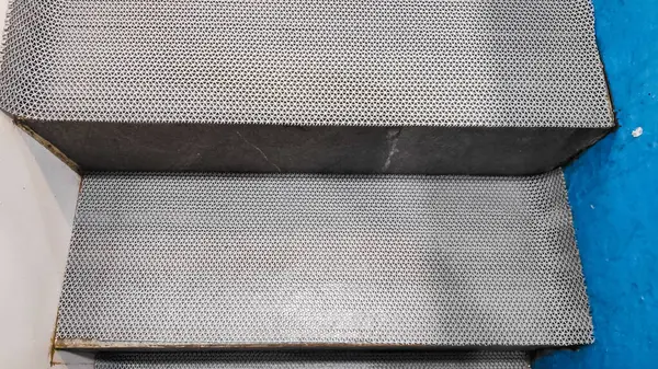 Depodaki metal merdivenler.