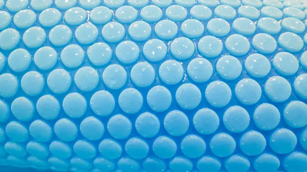 Mavi şişme oyuncak top. Şişme havuz. oyuncak havuzu