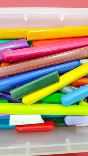 Çocuklar için plastik bir kutuda renkli boya kalemleri