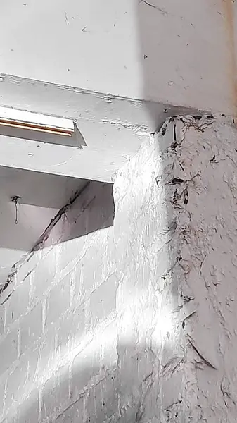 Beyaz tuğlalar duvar ve sağlam beton tavan.