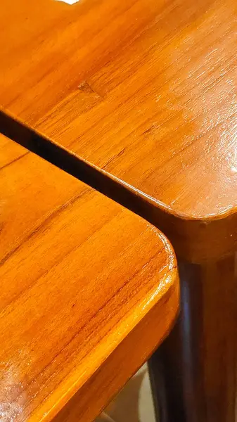 Tahta bir masayı sandalyeyle kapatın.