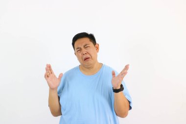 Elleri açık, yüzü buruşuk bir adam iğreniyor.