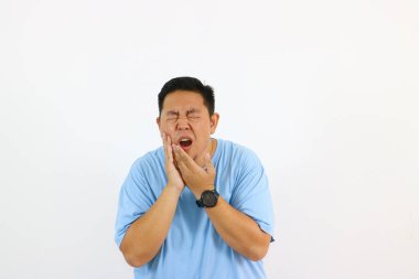 Kötü diş ağrısı çeken adam acı çekiyor.