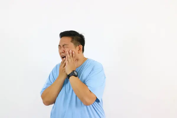 Kötü diş ağrısı çeken ve acı çeken bir adam.