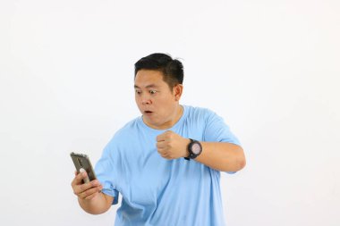 Kızgın Asyalı adam telefona tepki veriyor. Şaşırtıcı ifade kötü haber.