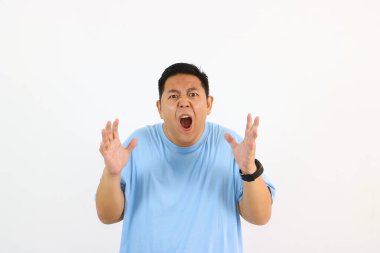 Kızgın yüzlü, ağzı açık, elleri yukarıda beyaz arka planda saldırganlık gösteren bir adam.