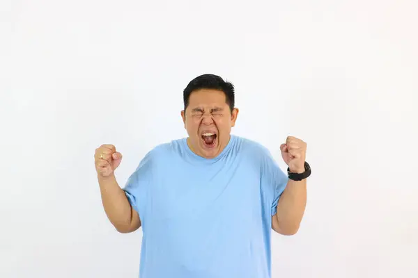 Kızgın suratlı, ağzı açık, elleri havada saldırganlık gösteren bir adam.