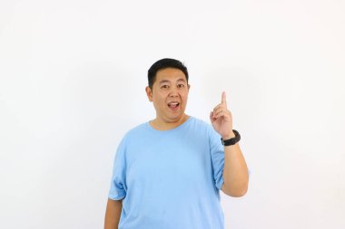 Adam bir fikirle parmağını kaldırıyor.