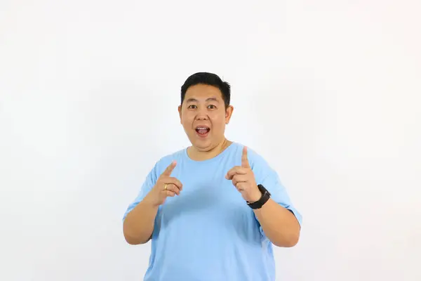 Heyecanlı Asyalı Adam bir fikir jesti yapacak.