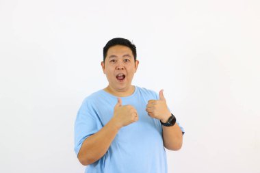 Mutlu adam olumlu tavır ve onay göstererek baş parmak hareketi yapıyor.