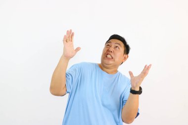 Ağzı ve kolları açık Asyalı bir adam.