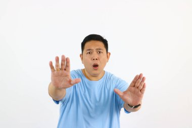 Ağzını açıp ellerini havaya kaldıran bir adam.