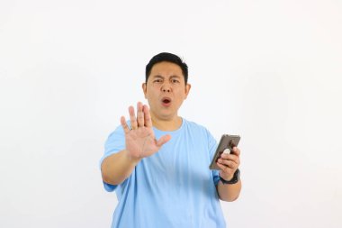 Adam iğrenerek tepki veriyor ve telefonu tutarken hayır diyor.