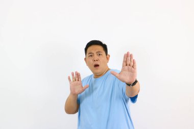 İzole edilmiş beyaz arka plandaki adam dur hareketi gösteriyor