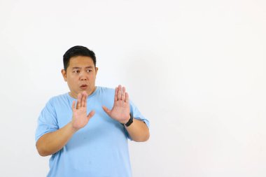 Şaşırmış Adam Elleri Havada Duruyor ya da Onaylamıyor