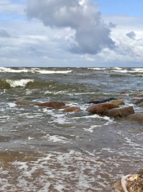 Kayalar ve kayalarla kaplanmış aktif deniz. Yüksek kalite fotoğraf