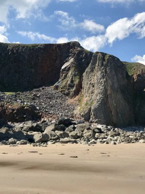 Kayaların ve dağların arasından sahile uzanan doğal yamaç. Yüksek kalite fotoğraf