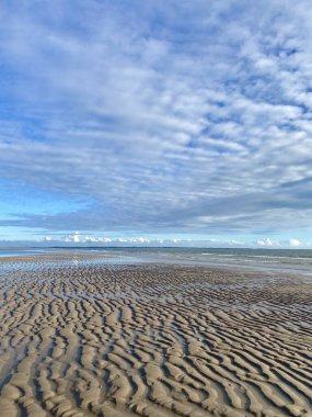 Sandy Sahili 'nde Dalgalı Dalgalar. Yüksek kalite fotoğraf