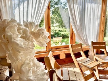 Lüks ev dekorasyonu dergileri, düğün yeri promosyonları ve son model mobilya katalogları.