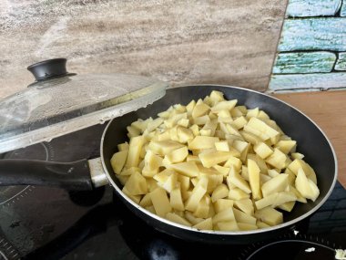 Kızartma tavasında taze doğranmış patatesler fırında pişirilmeye hazır.