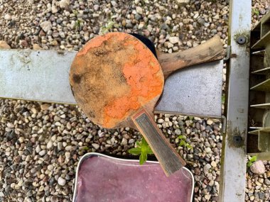 Çakıl taşlı arka planı olan eski moda masa tenisi raketleri.