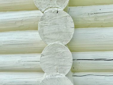 Klasik tekniği kullanarak birbirine kenetlenmiş ahşap kütüklerle inşa edilmiş geleneksel ahşap ev köşesi.