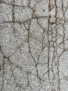 Çatlak beton dokunun çakıl ve toprak zeminli detaylı görünümü