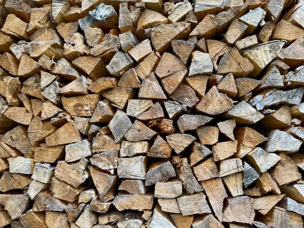 Yığınla odun parçası depolanmaya ve şöminede ya da sobada kullanılmaya hazır.
