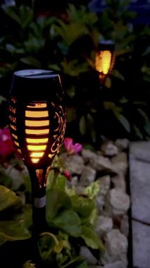 Akşamları ışık saçan, çiçekleri aydınlatan ve bahçenin yolunu aydınlatan süs feneri.