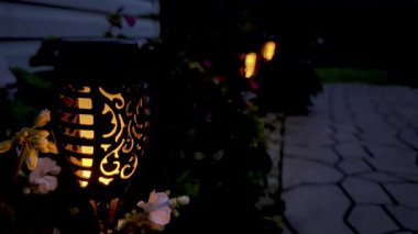 Akşamları ışık saçan, çiçekleri aydınlatan ve bahçenin yolunu aydınlatan süs feneri.